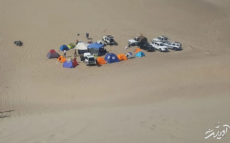 کمپ زدن تعداد زیادی خودروی آفرود در وسط کویر مصر